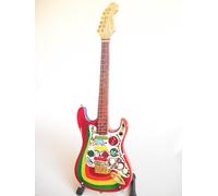 Music Legends Collection - Guitare Miniature Fender Stratocaster Rocky G. Harrison Beatles