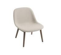 Muuto Chaise lounge Fiber wood base tissu hero 211 beige. pieds en chêne lasuré marron