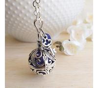 Naïris bijoux Bola de Grossesse en argent avec chaine. Cage arabesques et feuilles, bille bleu marine, sequin rond bleu marine et clé. Modèle DEWI