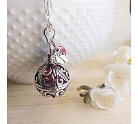 Naïris bijoux Bola de Grossesse en argent avec chaine. Cage arabesques et feuilles, bille rose framboise, rond rouge grenat et petits pieds argentés. Modèle Budiarto