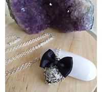 Naïris bijoux Bola de Grossesse en argent avec chaine. Cage argentée arabesques et navettes, bille blanche, noeud en satin noir. Modèle Diah