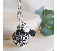 Naïris bijoux Bola de Grossesse en argent avec chaine. Cage rond, bille noire, avec pompon noir et petits pieds. Modèle Ari