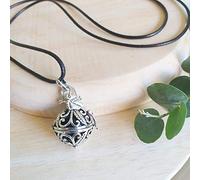 Naïris bijoux Bola de Grossesse en argent avec cordon. Cage argentée arabesques et feuilles, bille noir, petits pieds. Modèle Hamengku