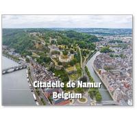Namur, Belgique. Citadelle de Namur est une forteresse du Xe siècle avec un parc et des vues panoramiques. Panorama de la ville. Jour d'été, temps nuageux. Vue aérienne, aimant de réfrigérateur