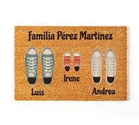 NANNUK Paillasson personnalisé en Fibre de Coco avec Chaussures familiales | Changer la Couleur des Chaussons | Dimensions 70 x 40 cm (Famille 3)