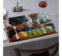 Nappe « A Person is Vering Tea in to Cups on a Tray with Bananas Dining Sets » - Chemin de table d'été rustique - Décoration d'intérieur (1 pièce)