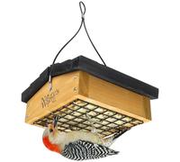 Nature's Way Mangeoire à suif inversée en cèdre pour Oiseaux accrocheurs, Cage à suif Suspendue avec Toit de Protection, Peut contenir 1 gâteau de suif Standard, Bois Naturel et Noir