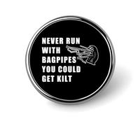 Ne courez jamais avec une cornemuse ! Vous pourriez vous offrir un kilt, une broche ronde en émail, un badge, une décoration pour chapeau, vêtement, sac, accessoires, cadeau ou artisanat.