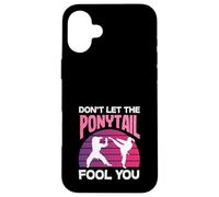 Ne Laissez Pas la Queue de Cheval Vous Tromper Karaté Girl Kick Art Martial Coque pour iPhone 16 Plus
