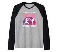 Ne Laissez Pas la Queue de Cheval Vous Tromper Karaté Girl Kick Art Martial Manche Raglan