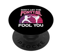 Ne Laissez Pas la Queue de Cheval Vous Tromper Karaté Girl Kick Art Martial PopSockets PopGrip Adhésif