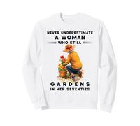 Ne sous-Estimez jamais la Femme Qui Jardine Encore dans Ses Soixante-dix Sweatshirt