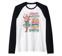 Ne sous-Estimez jamais la Vieille Femme Danse Encore dans Ses Soixante-dix Manche Raglan