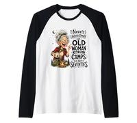 Ne sous-Estimez jamais la Vieille Femme Qui campe dans Ses Soixante-dix Manche Raglan