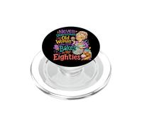 Ne sous-Estimez jamais la Vieille Femme Qui Fait Encore Cuire dans Ses années 80 PopSockets PopGrip pour MagSafe