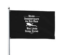 Ne Sous-Estimez Jamais Un Vieil Homme Passionné De Plongée Sous-Marine. Drapeau De Bienvenue Drapeau De Jardin Uv Fade Résistant Bannière Amusant Pour Vacances Ferme Balcon 3X5 Ft