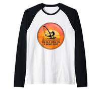 Ne sous-Estimez jamais Un Vieil Homme sur Une Planche à Vent Windsurfeur Homme Manche Raglan
