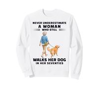 Ne sous-Estimez jamais Une Femme promenant Son Chien dans Ses Soixante-dix Sweatshirt