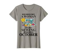 Ne sous-Estimez jamais Une Femme Qui Aime Coudre pour Son Anniversaire d'octobre T-Shirt