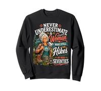 Ne sous-Estimez jamais Une Femme Qui Fait Encore de la randonnée dans Ses Soixante-dix Sweatshirt