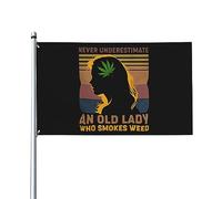 Ne sous-estimez jamais une vieille dame qui fume de l'herbe Drapeau décoratif extérieur de qualité supérieure de 3 x 5 pieds - Couleurs vives, coupe-vent et résistant à l'eau - Idéal pour le jardin e