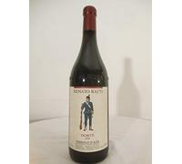 nebbiolo d'alba renatto ratti ochetti rouge 2010 - piémont italie: une bouteille de vin.