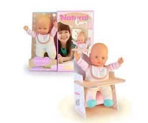 Nenuco NFN80000 Poupée avec Motifs aux Couleurs Naturelles, Comprend Une Chaise Haute en Carton Facile à Assembler, Une poupée bébé de 25 cm et Un Corps Souple