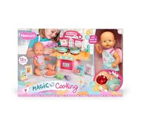 Nenuco NFNE3000 - Cuisine magique, poupée de 30 cm au corps dur, comprend + 10 accessoires pour cuisiner et placer, cuisine avec lumières et sons de bouillir et de frire, tablier personnalisé, célèbre