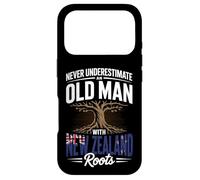 Never Underestimate an Old Man with New Zealand Roots Coque pour iPhone 17 Pro