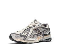 New Balance 1906A Baskets Unisexes Argenté M1906AD | Baskets unisexes d'inspiration rétro avec amorti moderne, maille respirante et technologies stabilisantes.