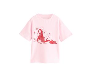 Next T-Shirt 'Olivia Rodrigo' rosé / rouge, Taille 116