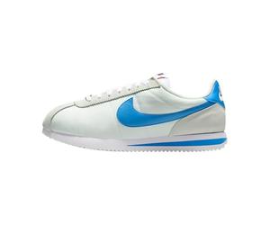Nike Cortez Textile DZ2795-304 Barely Green Baskets pour Femme | Dessus en textile avec superpositions en daim, semelle intermédiaire en mousse, profil à chevrons et large orteils