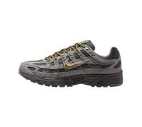 Nike P-6000 Premium Cordura IH0946-201 Baskets pour Homme Gris | Baskets pour homme d'inspiration rétro avec matériau Cordura® résistant et amorti en mousse