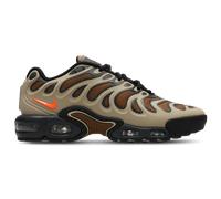 Chaussure d'hiver Nike Air Max Plus Drift pour homme Khaki/Dark Smoke Grey/Sanddrift/Hyper Crimson 40.5