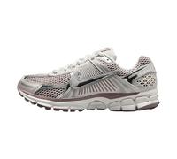 Nike Zoom Vomero 5 Chaussures pour femme (HV6417-001, Vast Grey/Platinum Violet/Taupe Grey/Metallic Silver), Gris vaste/violet platine/gris taupe/argenté métallisé, 44.5 EU