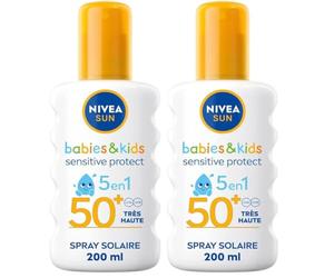 NIVEA SUN Kids Spray solaire Protect & Play Sensitive FPS 50+ (1x200 ml), protection anti UV sans parfum & ultra résistante à l’eau, écran solaire enrichi en aloe vera (Lot de 2)