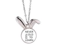 no/no Collier avec pendentif en forme de lapin avec inscription « Never Too Old Too Learn »