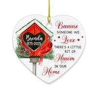Nom et date personnalisés « Because Someone We Love There's A Little Bit of Heaven in Our Home » - Décoration de Noël de condoléances - Arbre souvenir de Noël en céramique