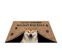 Nom Personnalisé du Chien, Mon Chien d'amour Shiba Inu, Qui Est en Charge, Nous Vivons Juste Ici Paillasson D'Entree Doux Tapis De Bain Antidérapant Paillasson De Bienvenue 40X60Cm