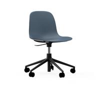 Normann Copenhagen Chaise pivotante à roulettes Form - aluminium noir - bleu