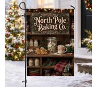 North Pole Baking Co. Drapeau de jardin sur le thème du pain d'épices | Décoration de cuisine rustique, drapeau de pelouse, thème vacances d'hiver, atmosphère de pâtisserie confortable