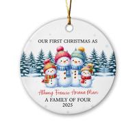 Notre premier Noël en tant que famille de quatre ornements en céramique, noms personnalisés quatre ornements de Noël à suspendre, ornements souvenirs de 1er Noël, famille personnalisée de 4 bonhomme