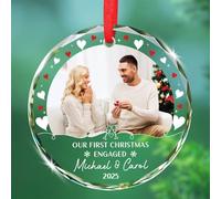 Notre premier souvenir de Noël en verre, image et noms personnalisés pour couple nouvellement fiancé, ornement souvenir de fiançailles 2025, cadeaux personnalisés pour couple de fiancés et fiancés