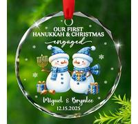 Notre première décoration de Hanoukka et de Noël en verre engagé 2025, date et nom personnalisés pour couple fiancé, bonhomme de neige, ornement chrétien juif personnalisé Mr & Mrs pour anniversaire