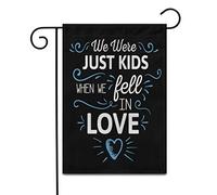 Nous Étions Juste Des Enfants Quand Nous Sommes Tombés Amoureux. Emblème Drapeaux Solide Garden Flag Résistant Aux Intempéries Bannière Pour Extérieur Pelouse Cour 30X45Cm