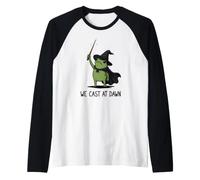 Nous lançons à l'aube Spooky Magic Frog Meme Witchcraft Witches Manche Raglan