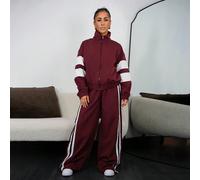 Nouveau ensemble deux pièces femme, composé d'un blouson décontracté à col montant avec zip et manches longues épaules dénudées, et d'un pantalon large droit. Coloris rose violet avec ruban blanc et n