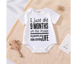 Nouveau-né bébé mignon Anglais slogan "I Just Did 9 Months On The Inside, My Parents Are Now Serving Life" Motif littéraire chaud Imprimer body à manches courtes, tenue unisexe adorable pour nouveau-n
