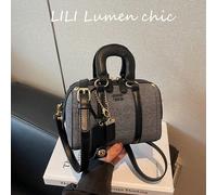 Nouveau sac à main véritable noir, élégant et généreux, décoré d'un ornement de lettre, avec deux anses supérieures, fermeture éclair et bandoulière réglable. Ce sac haut de gamme peut contenir des cl