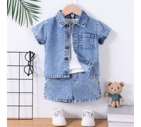 Nouvelle arrivée d'été : un ensemble en deux pièces en jean pour bébés garçons. Style simple, décontracté et mignon preppy dans une couleur rétro bleu clair. Parfait pour les vacances d'été. La chemis
